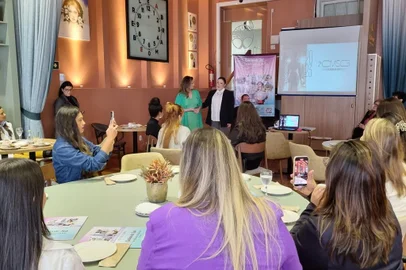 A programação da segunda edição do agora Concerto de Moda da Serra Gaúcha (CMSG) foi oficialmente apresentada na manhã desta segunda-feira (09/10), durante encontro da organização com imprensa, influenciadores e empresários, realizado na Amendoeira Café, localizada no Pátio Eberle, no Centro de Caxias do Sul. Inicialmente programado para três dias, o evento ganhou novas parcerias, gerando mais oportunidades para atividades, as quais exigiram a ampliação para seis dias. Serão dia 23/10, com lançamento de curso e atividades nos dias 4 e 8 a 11/11<!-- NICAID(15564579) -->