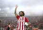 Mais de 20 mil torcedores recebem Marcelo em sua chegada ao Olympiacos