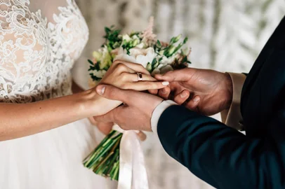 PORTO ALEGRE, RS, BRASIL,23/10/2019-  Troca de alianças de casamento. (Foto: Viktar / stock.adobe.com)Fonte: 198831835<!-- NICAID(14301030) -->