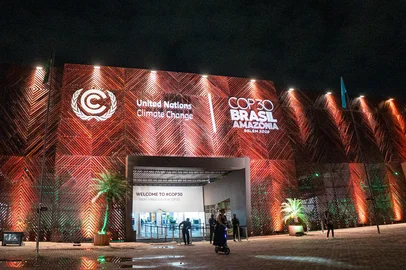 Mauricio Tonetto / Divulgação BELÉM, PA – 11.11.2025 – O governador Eduardo Leite participou de sua primeira agenda oficial na COP30, em Belém. O evento ocorreu no Hangar - Centro de Convenções, dentro da “Zona Azul”, espaço reservado para encontros de alto nível organizados por entidades internacionais. A atividade integrou a Rodada Ministerial sobre Urbanização e Mudança Climática, promovida pela ONU Habitat, ICLEI e Ministério das Cidades, e reuniu lideranças e especialistas em clima e governança urbana. O encontro teve como foco o papel da ciência e da pesquisa na formulação de políticas públicas efetivas, com moderação de Andy Deacon, co-diretor do Pacto Global de Prefeitos pelo Clima e Energia (GCoM).<!-- NICAID(16165375) -->