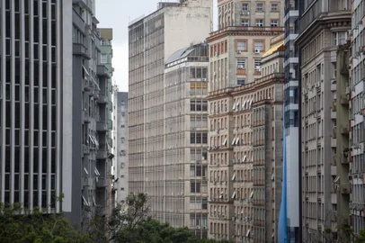 PORTO ALEGRE, RS, BRASIL - Imagens para Matéria Especial na Super Edição de ZH de 20 e 21 de fevereiro de 2021. Os caminhos para a revitalização do Centro de Porto Alegre. Na imagem detalhes de prédios na Avenida Borges de Medeiros.Indexador: Jefferson Botega<!-- NICAID(14715661) -->