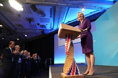 Conservative Party members applaud as New Conservative Party leader and Britain's Prime Minister-elect Liz Truss delivers a speech at an event to announce the winner of the Conservative Party leadership contest in central London on September 5, 2022. - Truss is the UK's third female prime minister following Theresa May and Margaret Thatcher. The 47-year-old has consistently enjoyed overwhelming support over 42-year-old Sunak in polling of the estimated 200,000 Tory members who were eligible to vote. (Photo by Stefan Rousseau / POOL / AFP)Editoria: POLLocal: LondonIndexador: STEFAN ROUSSEAUSecao: politics (general)Fonte: POOLFotógrafo: STR<!-- NICAID(15196950) -->
