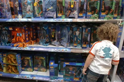 *** Emerson Souza - Dia das Criancas 3 *** Compras em lojas aumentam na vespera do Dia das crianças.