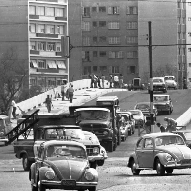 Abertura do Viaduto dos Açorianos, no centro de Porto Alegre, em outubro de 1973.-#ENVELOPE: 91481<!-- NICAID(15564939) -->