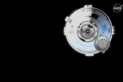 (FILES) In this file handout video grab courtesy of NASA TV captured on May 20, 2022, Boeing's Starliner capsule (R) approaches the International Space Station (ISS). - The first crewed flight of Boeing's space capsule Starliner is scheduled for February 2023, the company and NASA announced on August 25, 2022, as the United States seeks to secure a second way for its astronauts to reach the International Space Station. (Photo by NASA TV / AFP) / RESTRICTED TO EDITORIAL USE - MANDATORY CREDIT "AFP PHOTO / NASA TV" - NO MARKETING NO ADVERTISING CAMPAIGNS - DISTRIBUTED AS A SERVICE TO CLIENTS<!-- NICAID(15187464) -->