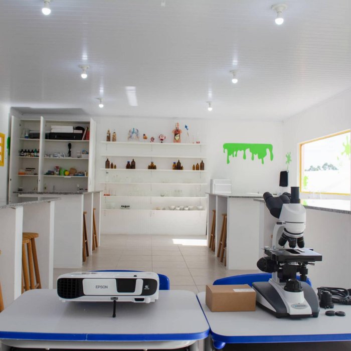 O novo espaço da escola recebeu todo equipamento necessário para os experimentos.