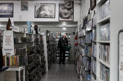 PORTO ALEGRE, RS, BRASIL, 17-07-2015: Distribuidora de DVDs, CDs e blu-rays na Avenida Farrapos. Aberta desde os anos 2000, a loja vende cd's e dvd's para colecionadores de todo o Brasil. Fotos: Duda Fortes/Agencia RBS<!-- NICAID(16082547) -->