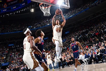 INGLEWOOD, CA - JANUARY 5: Gui Santos #15 of the Golden State Warriors drives to the basket during the game against the LA Clippers on January 5, 2026 at Intuit Dome in Los Angeles, California. NOTE TO USER: User expressly acknowledges and agrees that, by downloading and/or using this Photograph, user is consenting to the terms and conditions of the Getty Images License Agreement. Mandatory Copyright Notice: Copyright 2026 NBAE   Adam Pantozzi/NBAE via Getty Images/AFP (Photo by Adam Pantozzi / NBAE / Getty Images / Getty Images via AFP)<!-- NICAID(16198661) -->