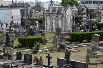 Porto Alegre, RS, Brasil, 02-11-2024: Pessoas visitam sepulturas no Dia de Finados no Cemiterio da Santa Casa. Foto: Mateus Bruxel / Agencia RBS<!-- NICAID(15905697) -->