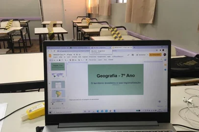 As salas de aula vazias, sem abraços e o calor das risadas de crianças e adolescentes provocam tristeza a quem tinha o desafio de controlar uma turma. A solidão da tela do computador, já que nem todos os alunos ligam as câmeras. O desafio de ensinar online e a preocupação com o aluno e com o futuro da educação, que dividem espaço com o risco de se expor ao contágio de covid-19. O retorno às aulas presenciais é um assunto que segue dividindo opiniões de professores em Caxias do Sul. Por um lado, os profissionais sentem a necessidade, tanto deles, quanto dos estudantes do convívio em sala de aula e da interação com colegas e professores, mesmo atento aos cuidados necessários para barrar a contaminação.  Soma-se a isso, a saudades e o desgastes das aulas online, que quando autorizado o retorno, dividirão espaço com as presenciais, o que irá sobrecarregar ainda mais quem tem a responsabilidade de ensinar. <!-- NICAID(14754053) -->