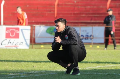 Bruno Coutinho, técnico do Passo Fundo. <!-- NICAID(15490795) -->