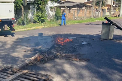 Moradores protestaram por falta de luz em Guaíba<!-- NICAID(16164167) -->