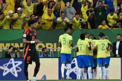 Brazil's forward #11 Raphinha (unseen) celebrates with teammates after scoring a penalty kick and his teanm firts goal during the 2026 FIFA World Cup South American qualifiers football match between Brazil and Colombia, at the Mane Garrincha stadium in Brasilia, on March 20, 2025. (Photo by EVARISTO SA / AFP)Editoria: SPOLocal: BrasíliaIndexador: EVARISTO SASecao: soccerFonte: AFPFotógrafo: STF<!-- NICAID(16000218) -->