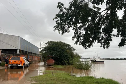 Água avança sobre ruas da Ilha da Pintada, na região das Ilhas de Porto Alegre. Na foto, a rua Nossa Senhora da Boa Viagem.<!-- NICAID(16064259) -->