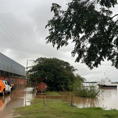 Água avança sobre ruas da Ilha da Pintada, na região das Ilhas de Porto Alegre. Na foto, a rua Nossa Senhora da Boa Viagem.<!-- NICAID(16064259) -->