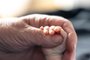 Hands of senior person and little baby close up.Mãos, idoso, bebê. Foto: puhimec / stock.adobe.comFonte: 619731660<!-- NICAID(15496084) -->