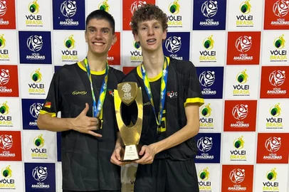 João Pedro Brasil Cappellaro e Lorenzo José Trentin participaram da conquista do Rio Grande do Sul no Campeonato brasileiro de seleções sub-18 de võlei, em Manaus.<!-- NICAID(16002350) -->