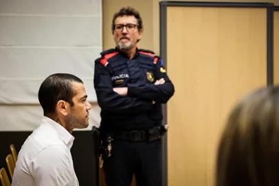 Brazilian footballer Dani Alves looks on at the start of his trial at the High Court of Justice of Catalonia in Barcelona, on February 5, 2024. Brazilian footballer Dani Alves, a former star at Barca and PSG, goes on trial in Barcelona accused of raping a woman in a local nightclub. Prosecutors are asking for a nine-year prison sentence, followed by 10 years of conditional liberty. They are also asking he pay 150,000 euros ($162,000) in compensation to the woman. (Photo by Jordi BORRAS / POOL / AFP)Editoria: SPOLocal: BarcelonaIndexador: JORDI BORRASSecao: soccerFonte: POOLFotógrafo: STR<!-- NICAID(15669826) -->