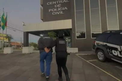 Polícia Civil / Divulgação Um homem de 40 anos foi preso preventivamente nesta terça-feira (12) por suspeita de abusar a enteada, de apenas sete anos. A prisão aconteceu em Cachoeirinha, na Região Metropolitana, onde o investigado trabalhava. Conforme a Polícia Civil, o caso começou a ser investigado em março, após a madrinha da criança procurar as autoridades e relatar um episódio ocorrido em dezembro de 2025, no bairro Guajuviras, em Canoas. De acordo com o relato, a mãe da menina presenciou o companheiro praticando abuso sexual contra a menina, na mesma cama em que os três dormiam, depois de acordar durante a madrugada.<!-- NICAID(16284038) -->