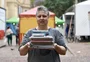 Conheça a professora aposentada que é conhecida na Feira do Livro por comprar dezenas de obras