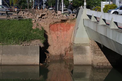 Porto Alegre, RS, Brasil - Com a passagem da enchente, o número de taludes que despencou no arroio Dilúvio, aumentou. Na foto Arroio Dilúvio Ipiranga esquina Érico Veríssimo.Indexador: jeff botega<!-- NICAID(15802507) -->