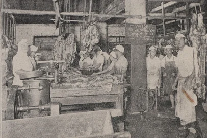 Revista do Globo / Delfos/PUCRS Reportagem sobre a Perdigão, indústria de Santa Catarina, em 1950.Frigorífico.<!-- NICAID(16323336) -->