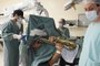 Paciente Vilson Saueressig, 60 anos, de Candelária, toca saxofone durante cirurgia no cérebro realizada na Santa Casa de Porto Alegre.<!-- NICAID(15265168) -->