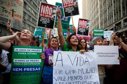 PORTO ALEGRE, RS, BRASIL - 2024.06.14 - Manifestação contra o PL que restringe o Aborto. (Foto: Camila Hermes/Agencia RBS)<!-- NICAID(15789869) -->