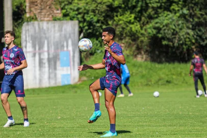 Volante Vini Guedes durante treinamento do Caxias.<!-- NICAID(15981397) -->