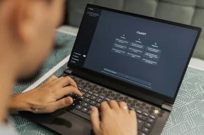 Homem utilizando inteligência artifial (Chat GPT) no notebook.<!-- NICAID(16286264) -->