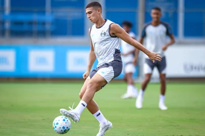Lucas Uebel / Grêmio,Divulgação Treino do Grêmio no CT Luiz Carvalho. Na foto, o meia colombiano Monsalve.<!-- NICAID(16269736) -->