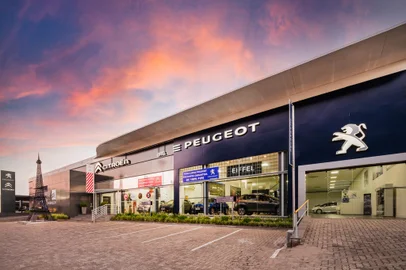 A marca de 20 anos de atuação no mercado de veículos, alcançada em novembro, ainda é celebrada pela Concessionária Eiffel Peugeot. Em dobro. Além do aniversário de duas décadas, a revenda comemora o primeiro ano da absorção das vendas dos veículos Peugeot em sua loja.  <!-- NICAID(14956683) -->