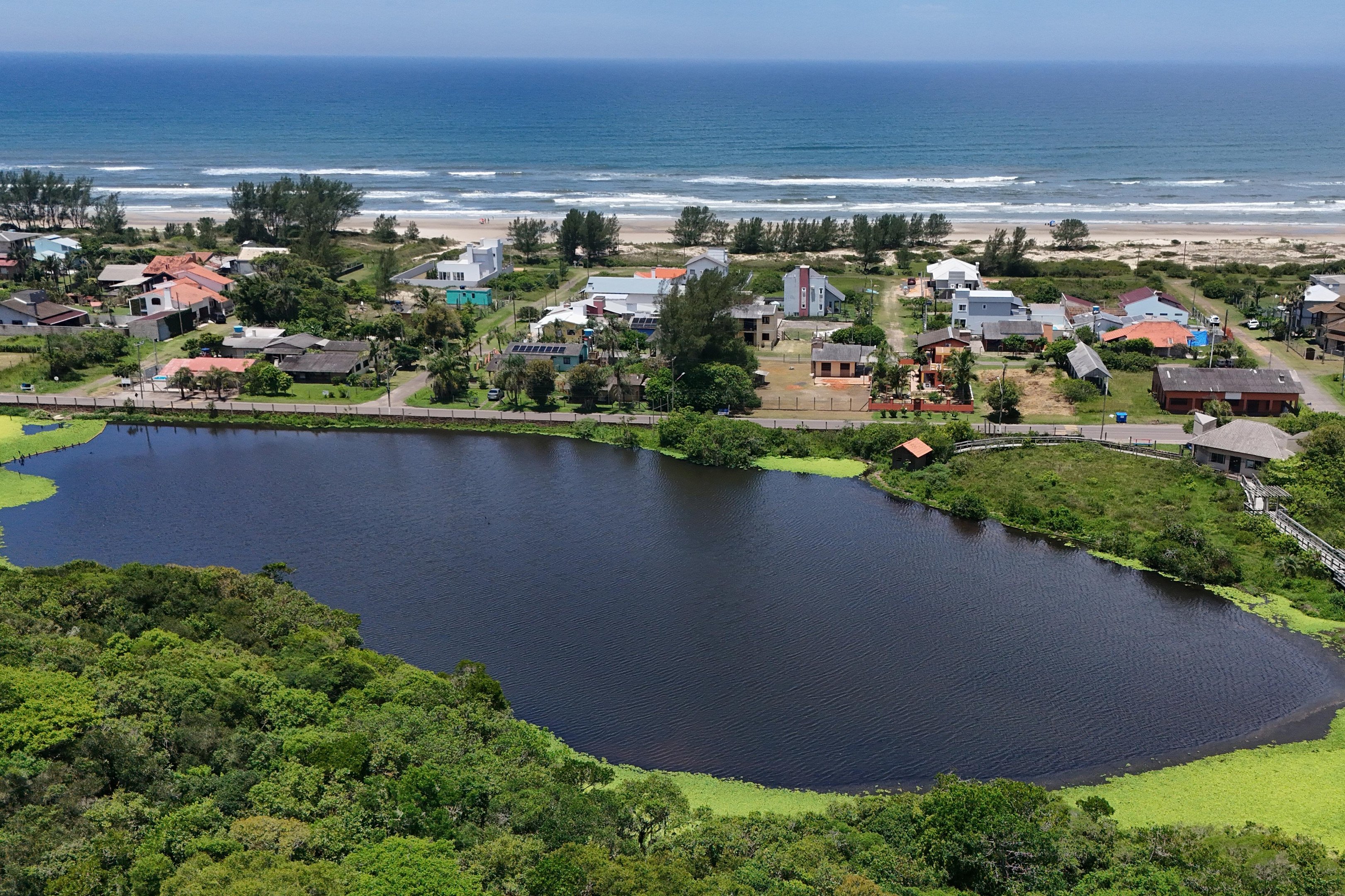"Basta respirar fundo para sentir": conhe&ccedil;a o parque natural do litoral ga&uacute;cho que fica a poucos metros da praia