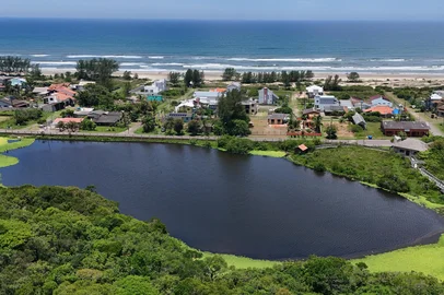 ARROIO DO SAL, RS, BRASIL, 14-01-2026: Parque Natural Municipal Tupancy, em Arroio do Sal, é opção de passeio com trilhas, observatório de aves e educação ambiental. Localizado entre os Balneários Rondinha Velha e Atlântico, o parque é uma Unidade de Conservação numa área de 21 hectares. (Foto: André Ávila/Agência RBS)O homem na foto é Marcos Munhoz, diretor do parque<!-- NICAID(16204049) -->