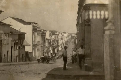 Fotografia Virgílio Calegari. Rua dos Andradas esquina com Rua Sr. dos Passos, década de 1900. Acervo do MJF. Foto 289f.<!-- NICAID(15729334) -->