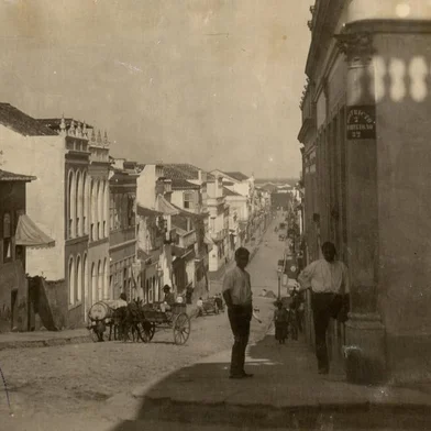 Fotografia Virgílio Calegari. Rua dos Andradas esquina com Rua Sr. dos Passos, década de 1900. Acervo do MJF. Foto 289f.<!-- NICAID(15729334) -->