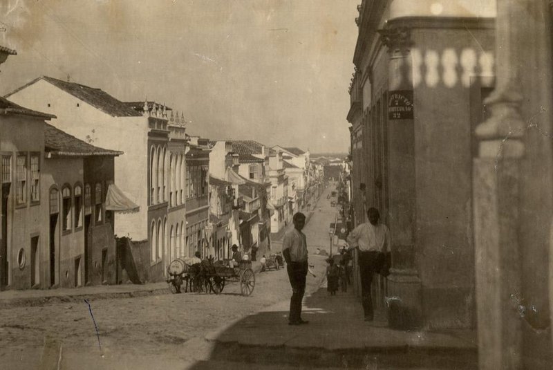 Fotografia Virgílio Calegari. Rua dos Andradas esquina com Rua Sr. dos Passos, década de 1900. Acervo do MJF. Foto 289f.<!-- NICAID(15729334) -->
