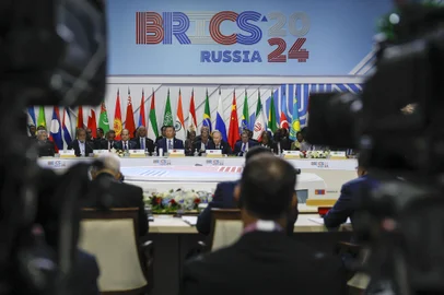 Officials, including Russian President Vladimir Putin, Chinese President Xi Jinping and Egyptian President Abdel Fattah al-Sisi, are seen through television cameras during a plenary session in the outreach/BRICS Plus format at the BRICS summit in Kazan on October 24, 2024. (Photo by Maxim Shemetov / POOL / AFP)Editoria: POLLocal: KazanIndexador: MAXIM SHEMETOVSecao: diplomacyFonte: POOLFotógrafo: STR<!-- NICAID(15898068) -->