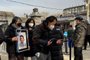 Relatives carry a picture frame of a loved at a crematorium in Beijing on December 20, 2022. - Workers at Beijing crematoriums said on December 16 they are overwhelmed as China faces a surge in Covid cases that authorities warn could hit its underdeveloped rural hinterland during upcoming public holidays. (Photo by Noel  Celis / AFP)Editoria: HTHLocal: BeijingIndexador: NOEL  CELISSecao: healthcare policyFonte: AFPFotógrafo: STR<!-- NICAID(15300162) -->