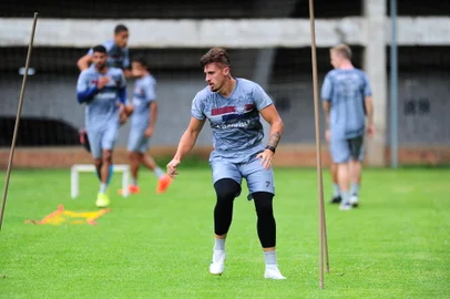 CAXIAS DO SUL, RS, BRASIL, 26/03/2021. Treino do Caxias no gramado suplementar. O Caxias está disputando o Gauchão 2021. Na foto, zagueiro Henrique. (Porthus Junior/Agência RBS)<!-- NICAID(14744186) -->