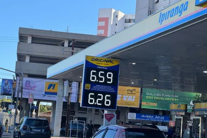 Preço da gasolina sobre em Porto Alegre<!-- NICAID(15998255) -->