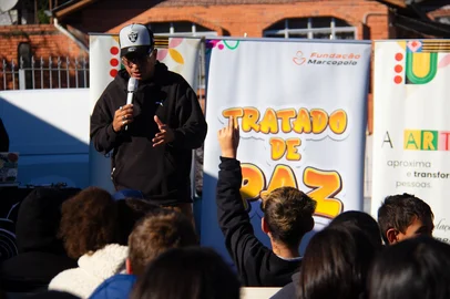 No mesmo período em que uma professora era atacada por alunos em plena sala de aula em Caxias do Sul, o Projeto Tratado de Paz, do rapper e escritor Chiquinho Divilas, também circulava por escolas propondo a paz e o convívio nesse território através dos elementos a Cultura Hip Hop. Encerrado nesta quarta-feira na Escola Municipal Luiz Covolan, a proposta chegou a cerca de 3700 alunos, incluindo as outras escolas municipais que receberam o projeto: Leonel Brizola, Fioravante Weber, Caldas Junior e Abramo Pezzi.<!-- NICAID(16028082) -->