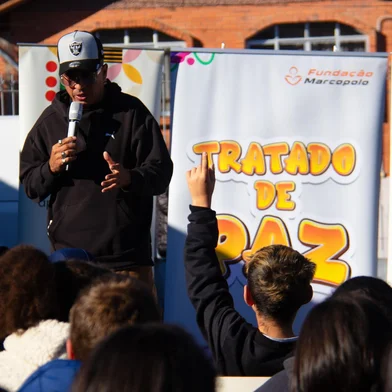 No mesmo período em que uma professora era atacada por alunos em plena sala de aula em Caxias do Sul, o Projeto Tratado de Paz, do rapper e escritor Chiquinho Divilas, também circulava por escolas propondo a paz e o convívio nesse território através dos elementos a Cultura Hip Hop. Encerrado nesta quarta-feira na Escola Municipal Luiz Covolan, a proposta chegou a cerca de 3700 alunos, incluindo as outras escolas municipais que receberam o projeto: Leonel Brizola, Fioravante Weber, Caldas Junior e Abramo Pezzi.<!-- NICAID(16028082) -->