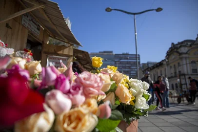 PORTO ALEGRE, RS, BRASIL - Os floristas que foram transferidos por causa da obra na Av. Otávio Rocha estão sem luz, água nem estrutura decente para atender as pessoas que queiram comprar flores para o Dia dos Namorados. Eles estão instalados provisóriamente no Largo Glênio Peres.Indexador: Jeff Botega<!-- NICAID(15121735) -->