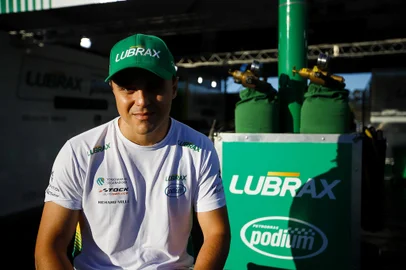 NOVA SANTA RITA, RS, BRASIL, 30.06.2022:  Felipe Massa nos bastidores da etapa da Stock Car no Velopark. Foto: Camila Hermes/Agência RBS<!-- NICAID(15137206) -->