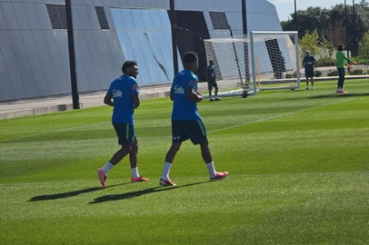 Éderson e Gabriel Magalhães em treino da Seleção Brasileira