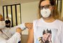 Marcus Majella é vacinado vestindo camiseta com foto de Paulo Gustavo: "Levei ele no meu peito"