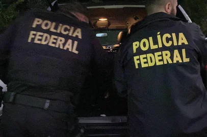 Caxias do Sul/RS. A Polícia Federal deflagra, na manhã desta terça-feira (26/9), a Operação Indebitus, que apura fraudes praticadas em prejuízo ao Programa Farmácia Popular do Brasil.Na ação, foram mobilizados 240 policiais federais para o cumprimento de 62 mandados de busca e apreensão nos estados do Rio Grande do Sul, Santa Catarina, Amazonas e no Ceará.<!-- NICAID(15551153) -->