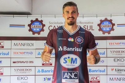 Zagueiro Henrique, novo reforço do Caxias<!-- NICAID(14710255) -->