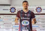 Cobrador de faltas e imposição na bola aérea: conheça o novo zagueiro do Caxias